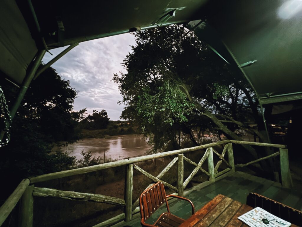 La vue sur la rivière depuis la tente du camp de brousse Tamboti